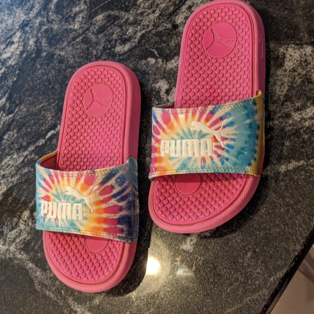 Girls puma flip flops